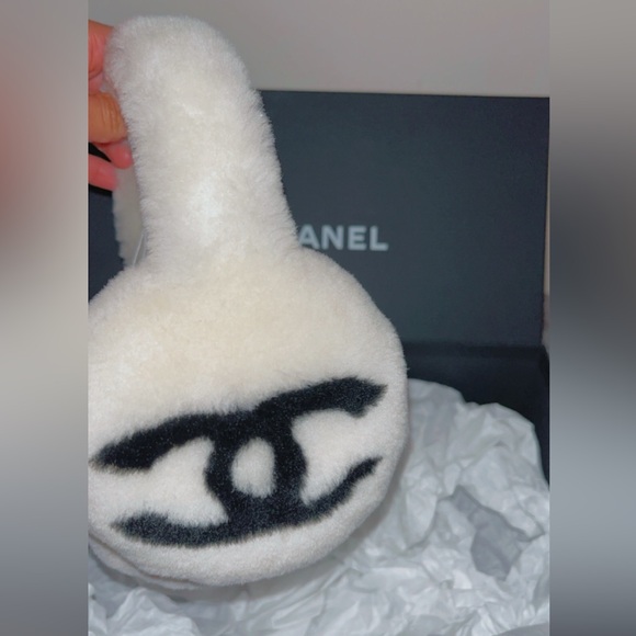 Chanel CC Fur earmuffs in white - Picture 9 of 9